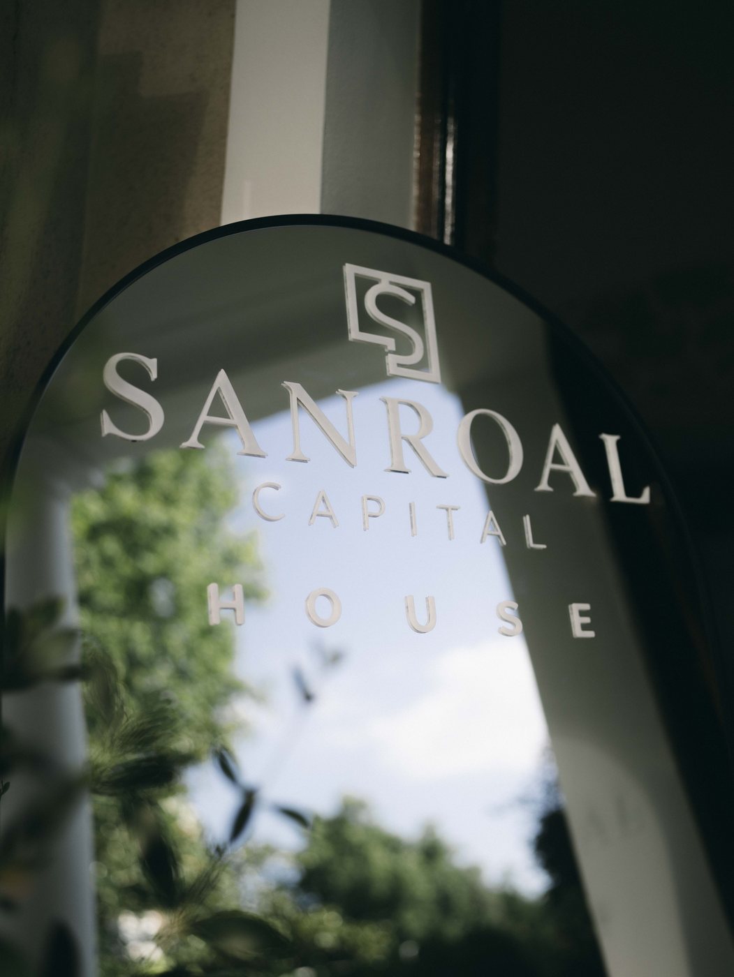 Rótulo Sanroal Capital House grabado en cristal