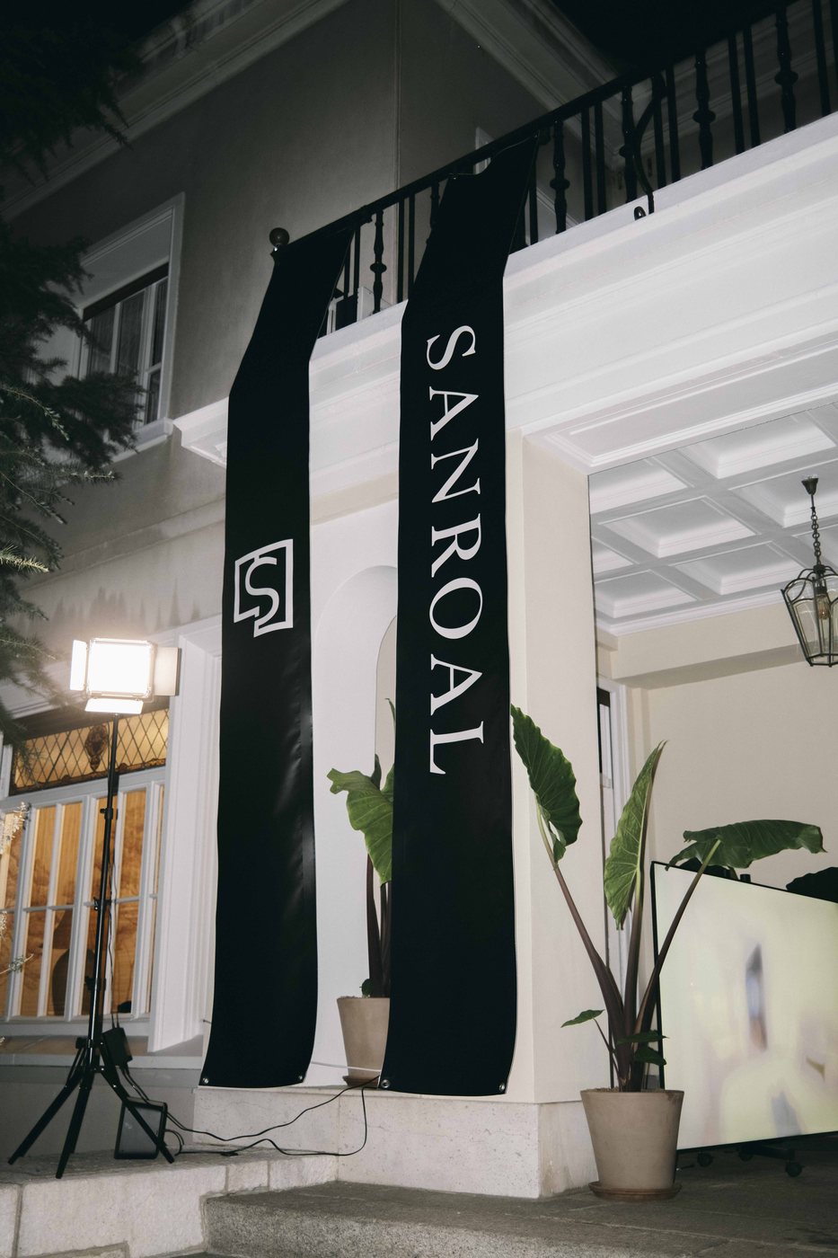 Banners de Sanroal Capital en la fachada del palacete